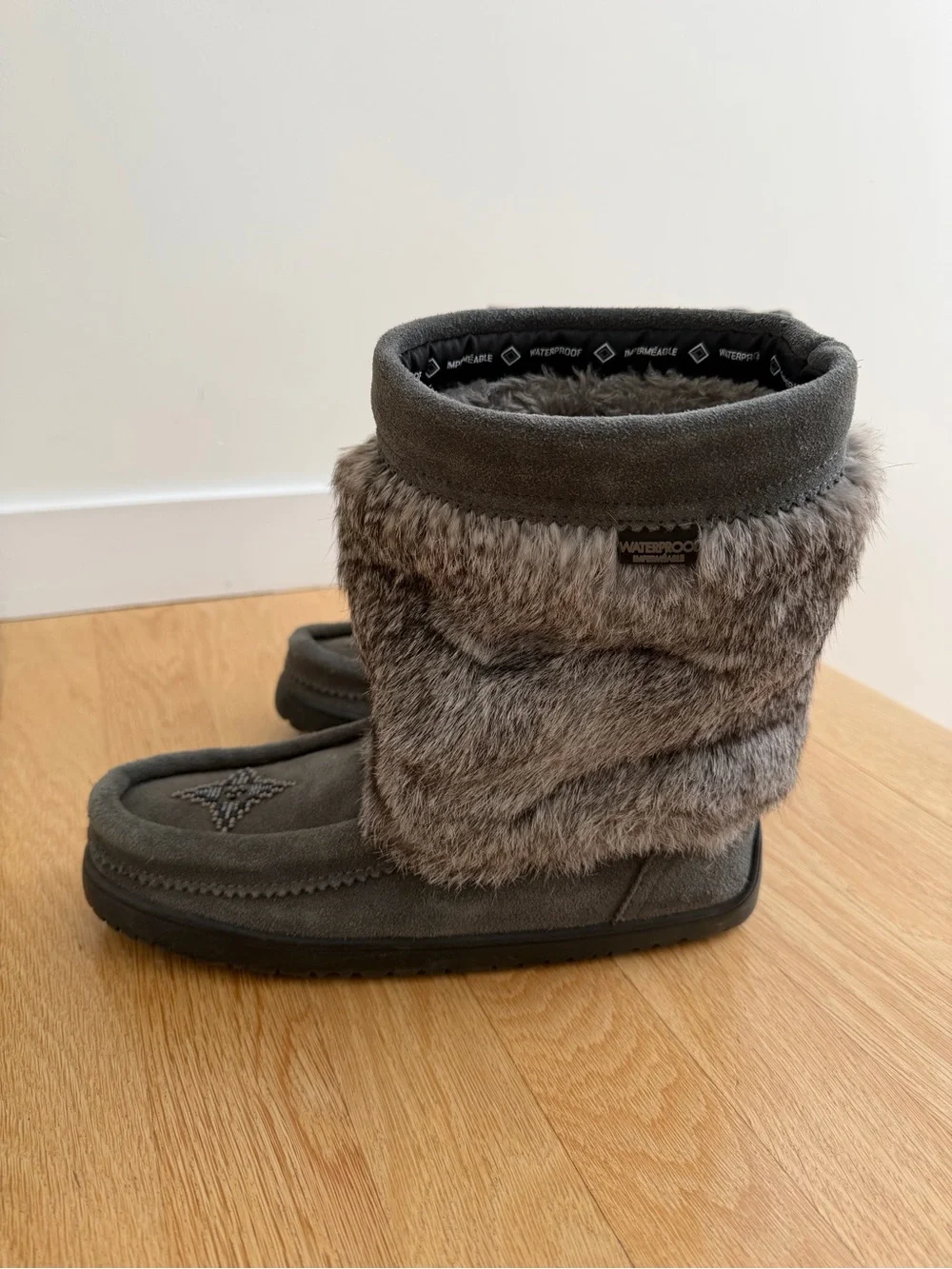 Manitobah Mukluks half mukluk women's 8 / men's 6 waterproof real fur charcoal